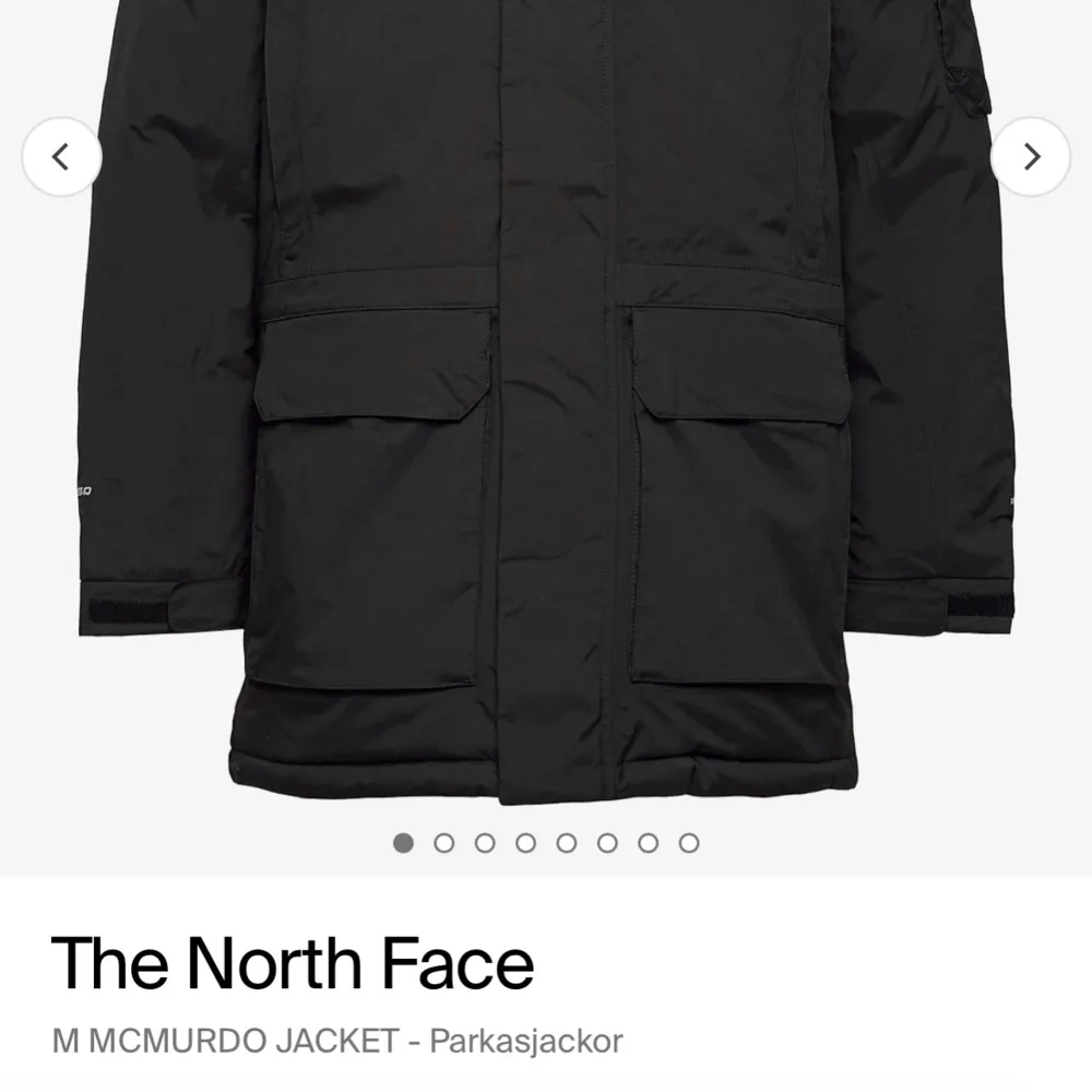 Säljer en snygg och varm svart parkajacka från The North Face. Jackan har en huva och flera praktiska fickor framtill. Perfekt för kalla vinterdagar!  Har pälsen till luvan liggandes. Jackor.