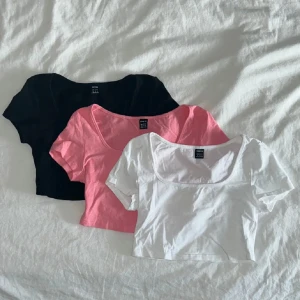 Baby tee / t-shirts - Säljer dessa 3 baby tees/t-shirts i strl XS. Aldrig använda, i nyskick. 1 st/50 kr, alla 3 för 75 kr. Tryck gärna på ”köp nu”.