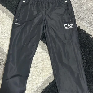 EA7 regnbyxor - Svarta EA7 regnbyxor för 400kr