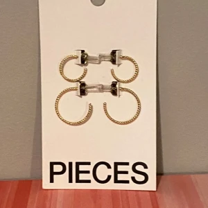 2 par örhängen!  - nya i förpackning  Stora cirka 2 cm  Små cirka 1 cm  Helt nya  Oanvända 