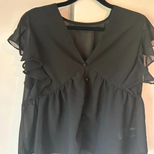 Topp Shein - Svart topp från SHEIN, ändå rätt bra kvalitet. Använd en gång. Storlek m/L