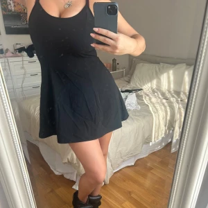 Klänning  - Super bekväm klänning med justerbara band från zara. Använd fåtal gånger❤️🥰❤️
