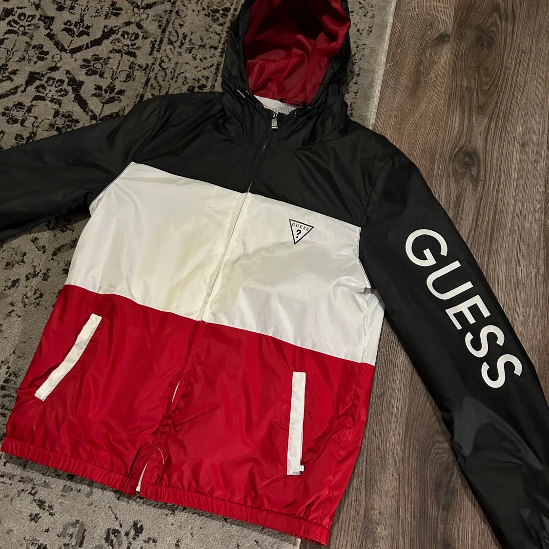 Flerfärgad vindjacka från Guess - 90