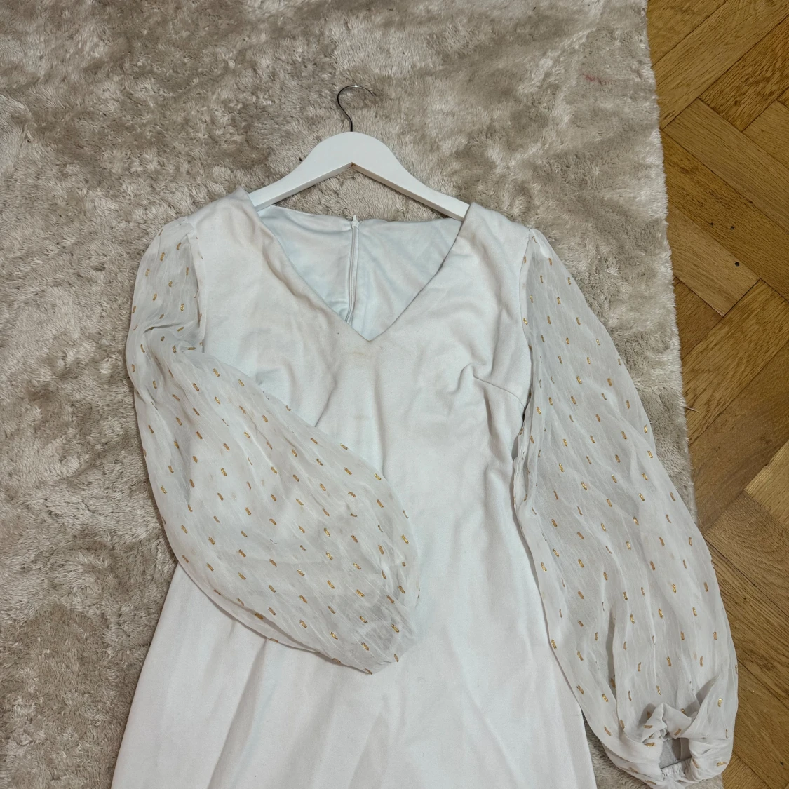 Vit klänning med transparenta ärmar - 90