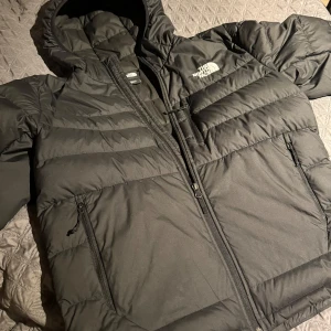 North Face Jacka - En riktigt skön höst/Vinterjacka från North Face! Jackan är inte för tjock men samtidigt väldigt varmande & stilren. Den är bara använd ett fåtal gånger och har inga som helst fläckar eller skador. En väldigt snygg/praktisk jacka, ordinarie pris 4000