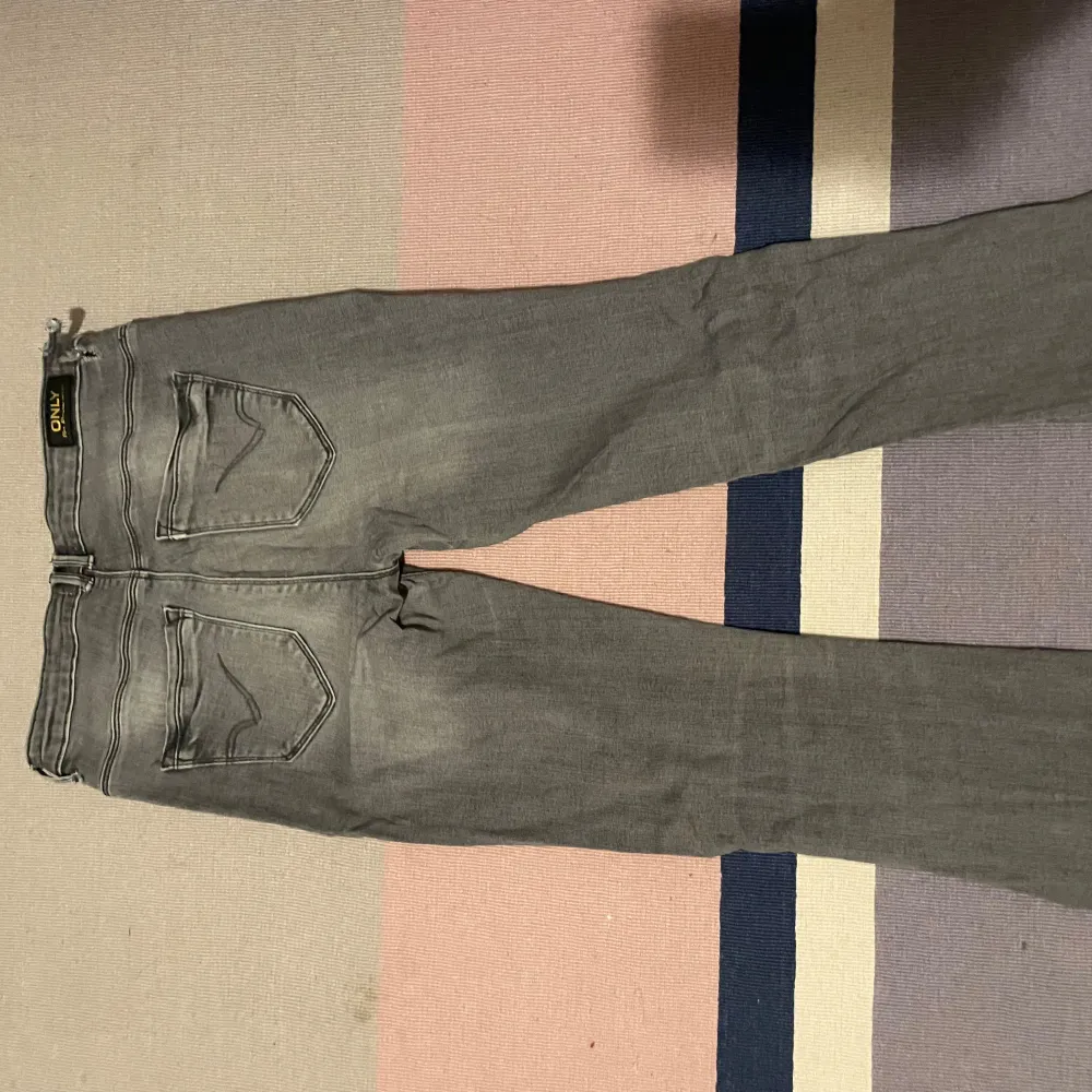 Jättefina jeans från ONLY köpta från Zalando. De är i storlek 34/M.     De har ett litet hål högt upp pågrund av att en krok har rivits av lite. Innerbenslängd: 89cm Midjemått: 37cm. Jeans & Byxor.