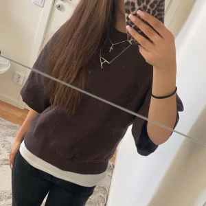 kortärmad tröja - Säljer en Ginatricot tröja som jag har klippt av armarna på. Säljer pga att den aldrig kommer till användning men annars är den superfin 💕 skriv om du vill ha fler bilder