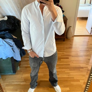 Pin stripe skjorta - Pinstripe botton-down i storlek M! Skriv om ni har frågor