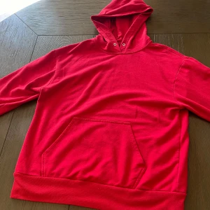 Röd hoodie - Snörena på hoodie saknas men är annars som ny❤️