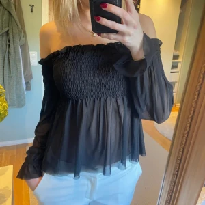 Off shoulder blus - Jättefin blus med smock över bröstet