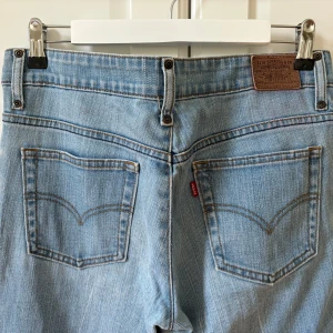 Levis jeans - Levis jeans köpta på plick, tyvärr missfärgade på rumpan i en rosa färg men aldrig testat att få bort så det kanske går! (syns på bild 5)💙