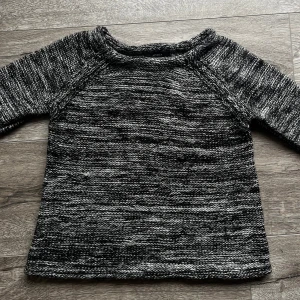 Stickad tröja - man ser inte riktigt på bilden, men tröjan är lite silverglittrig 🪩 bra skick! 