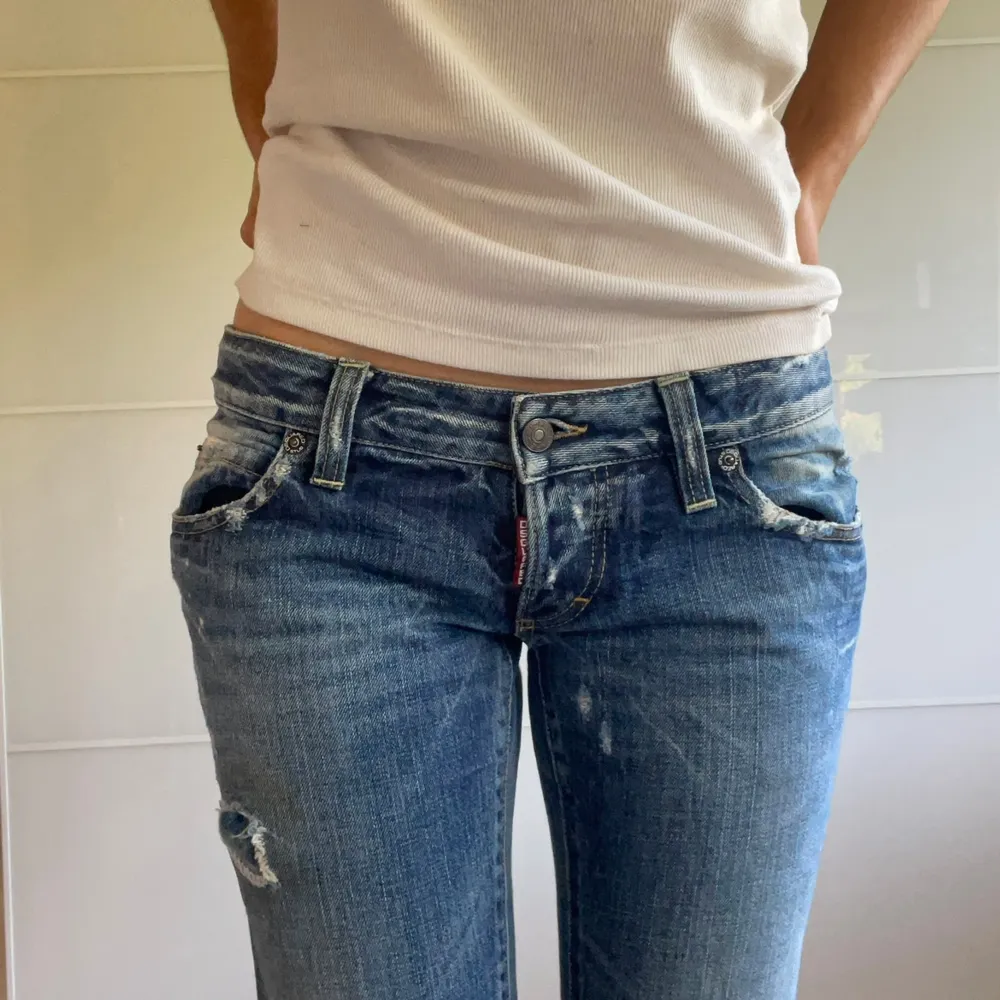 ultra low waist jeans vintage från dsquared2 i straight leg med revor och mönster där bak skriv för mått💞. Jeans & Byxor.