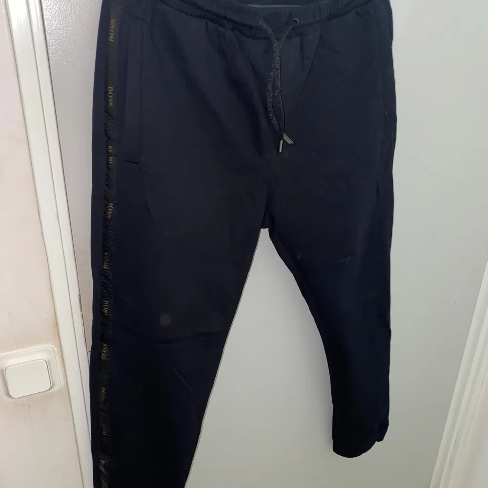 Hej! Jag säljer nu mina Hugo boss mjukis där jag inte använder dom alls. Dom är i jätte bra skick har aldrig använt dom bara när jag först köpte dom så var de och testa. . Farkut & Housut.