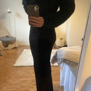 Tight tjol  - Superfin svart tight kjol från Gina!!! Använd 2 gånger så i nyskick!!!💕💕💕Använd köp nu!💕💕