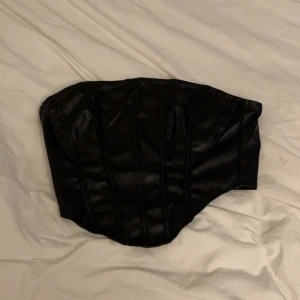 Korsetter - SHEIN - Ena i skinn och andra i vanlig tyg men sitter åt kroppen, båda är använda endast en gång, rätt i storlek och bekväma 