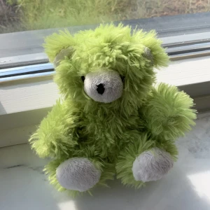 Lime grön Björn - Säljer denna lime gröna nallebjörn. För jag har ingen användning av den.  Har väldigt gosig päls. Kan mötas upp i Salem kommun och ibland i Stockholm. Kan skicka fler bilder ifall behövs.