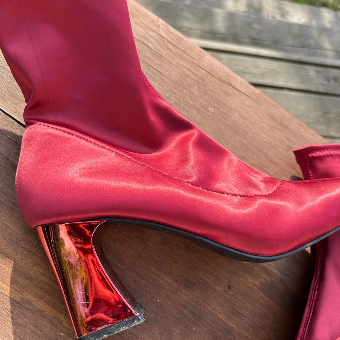 Vinröda stövletter