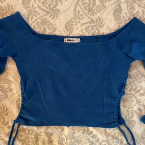 Blå topp  - Super snygg blå topp med knytning på sidorna man själv väljer! Liten i storleken och sitter mer som en S!🤍