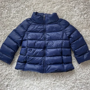 Trekvartsärmad jacka / herno liknande jacka  - Så snygg marinblå/blå Trekvartsärmad jacka. Stolek s men skulle säga att den passar xs-m. Köp sker via köp nu, jag postar inom 24h. Kvar tills markerad såld 