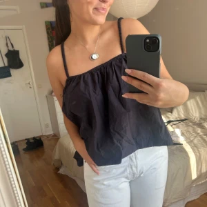 Topp - Super flowig topp från cos. Köpt för ett år sedan. Använd fåtal gånger. Jätte skön att ha på de riktigt varma dagarna eller om man bara ska vara aktiv en varm dag.❤️