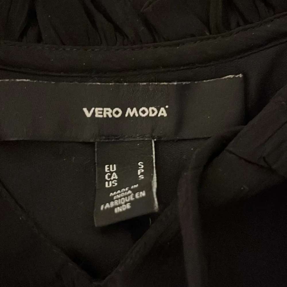 Säljer en svart blus från vero Moda. Toppen skick använt ca 4 gånger. Storlek s. . Blusar.