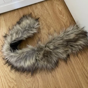 Fuskpäls - Jättefin fuskpäls till valfri jacka. Fästes med öglor och knappar, se sista bilden