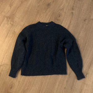 Stickad tröja  - Säljer min stickade tröja från Cubus då jag inte använder den och känner att någon annan ska ha den den istället😊💞fråga på vad som helst!💓💞(Köpren står för frakten) 