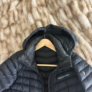 Jacka höst/vår - Säljer nu en jacka från peak i strl 150 som motsvarar ungefär xs  Knappt använd och köpt från kidsbrandstore därav nyskick och jättefin jacka till hösten!