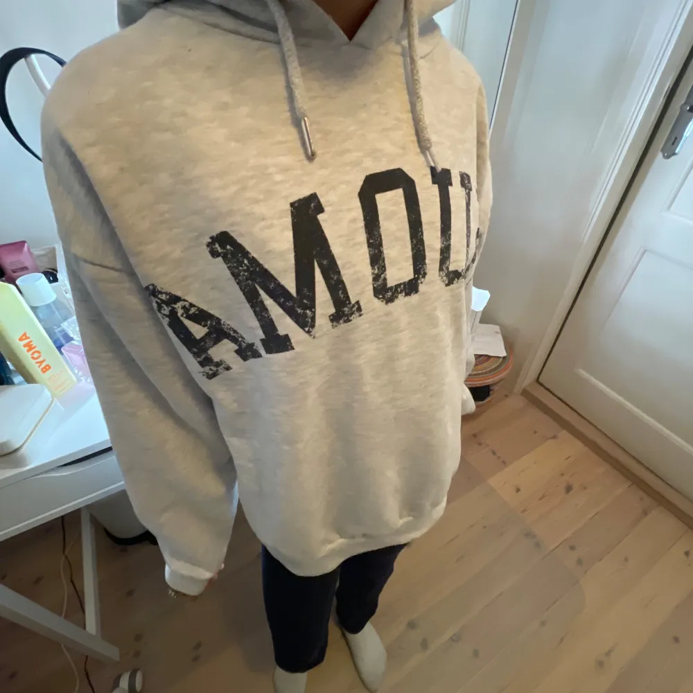 Mysig grå hoodie med text amour, bra sick. Hoodies.