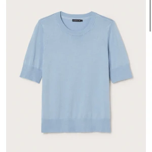 Stickad t-shirt - Stickad tröja i ljusblå ifrån Mq men köpt på Zalando.