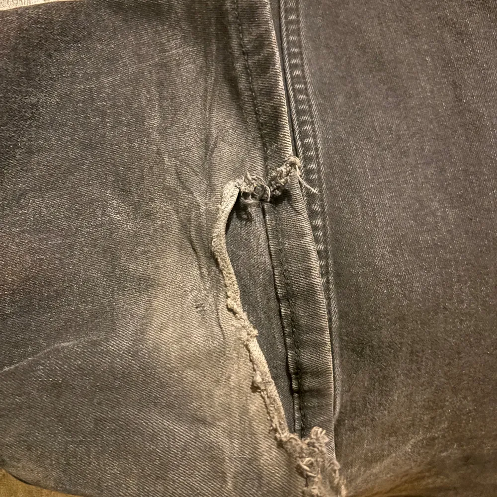 Säljer mina svarta lågmidhade jeans fårn weekday då dom aldrog används längre i storlek 26. Dom är slitna längst ner men det syns inte på mog som är 162. . Jeans & Byxor.