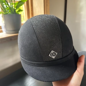 Ridhjälm - Charles Owen, aldrig avramlad i. Strl 57cm