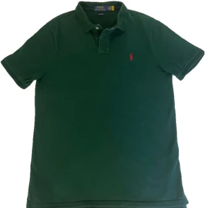 Ralph Lauren piké mörkgrön  - Ralph Lauren piké mörkgrön i fantastiskt skick storlek M, classic fit.