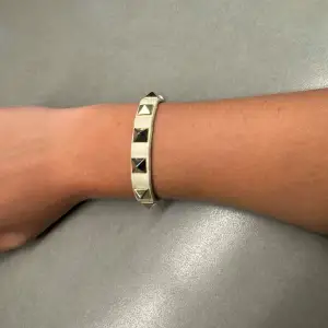 Tjena! Säljer ju detta valentino armband då jag köpt nytt! Skulle säga att färgen är vit men en liten nyans av beige. Priset kan diskuteras vid snabb affär!