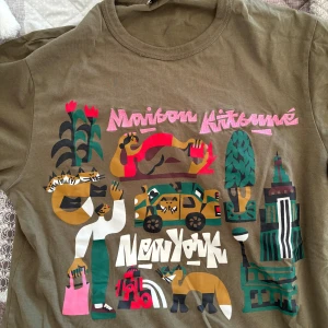 Maison Kitsuné t shirt - Väldigt fet och sällsynt tröja Andvänd Max 2 gånger. Större i storleken Nypris 900kr Pris kan diskuteras 