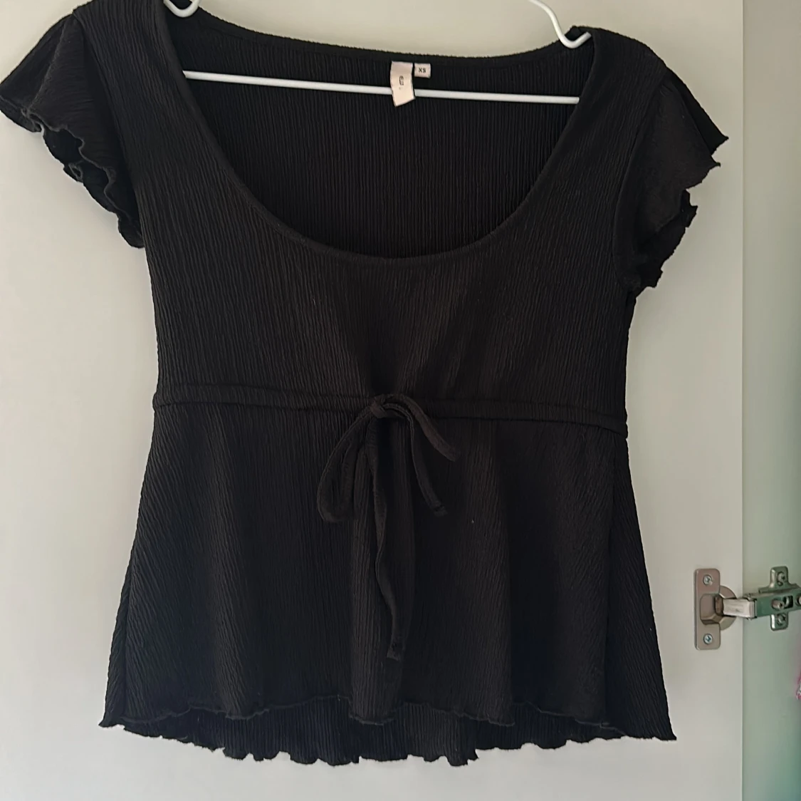 Topp från Nelly med knytning