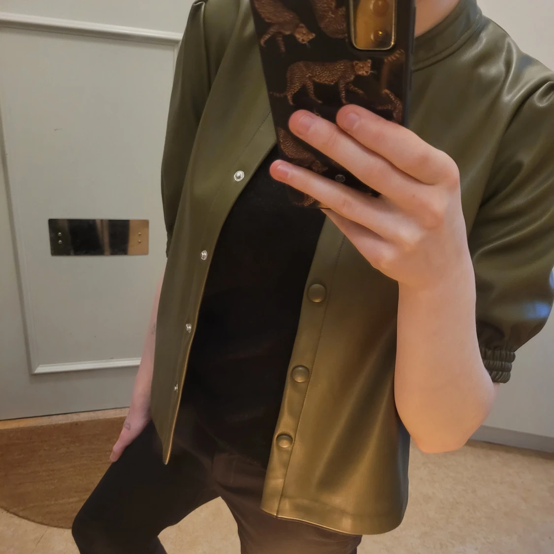 Khaki färgad läder kofta  - 91