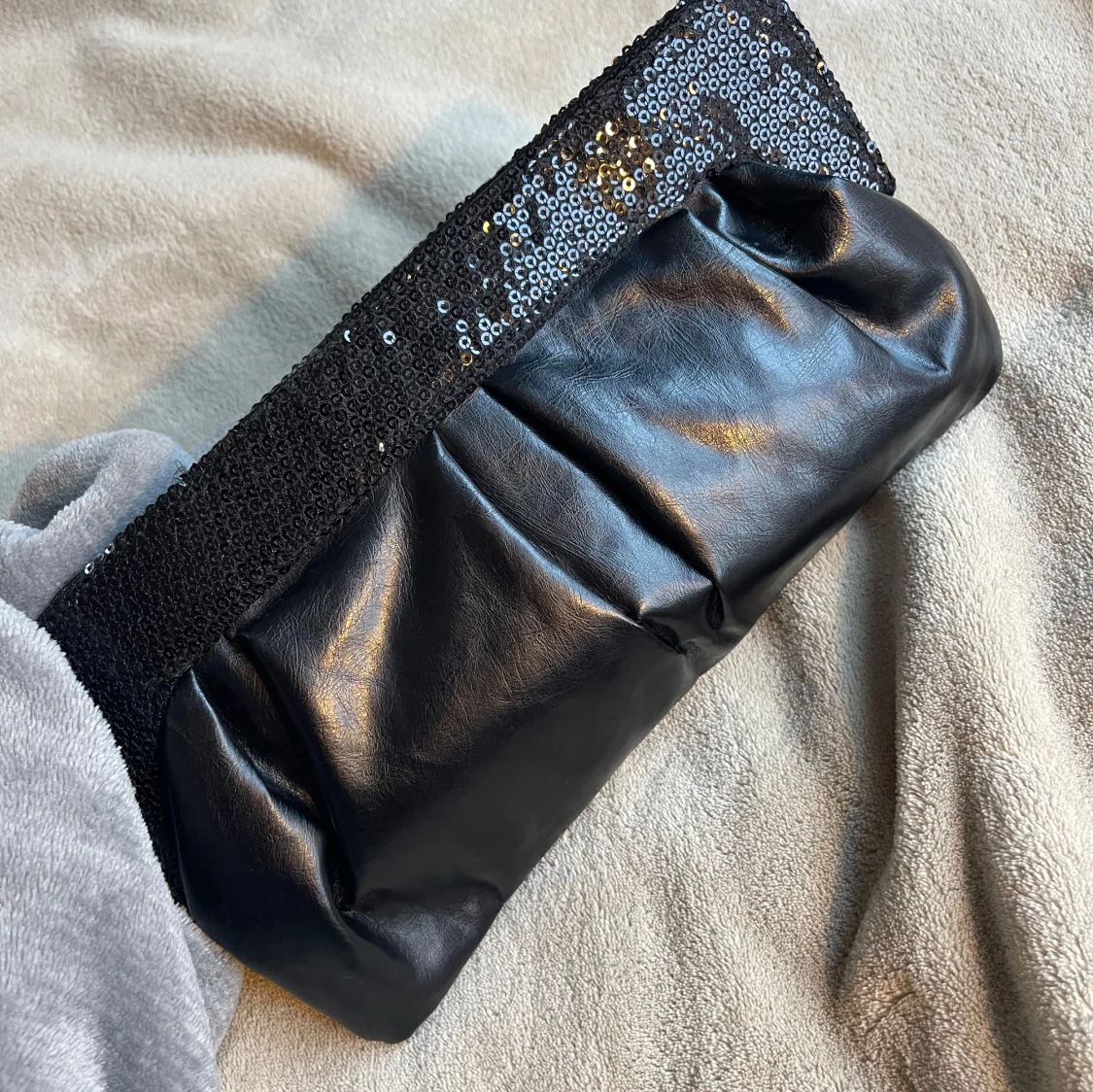 Svart kuvertväska med paljetter - 90