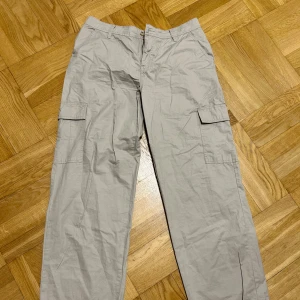 Beiga cargobyxor  - Beiga cargobyxor i nyskick, säljer då de sitter för stort på mig. 