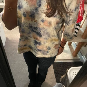 Flerfärgad tröja från SOC - Säljer en flerfärgad tröja från SOC i storlek XS/S. Perfekt för vår och sommar! Tröjan har en normal passform och är tillverkad i ett mjukt material.