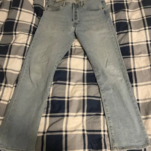 Levis jeans - Säljer ett par ljusblå jeans i bra skick. De har den klassiska 501 passformen. Perfekta för vardagsbruk och kan matchas med nästan vad som helst. Passar både vår och sommar.