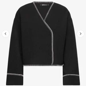 Kofta/kappa/jacka gina - Säljer denna kofta/jacka ifrån Gina, säljs inte längre. Storlek xs men passar både större och mindre. Väldigt bra skick🙏🏼