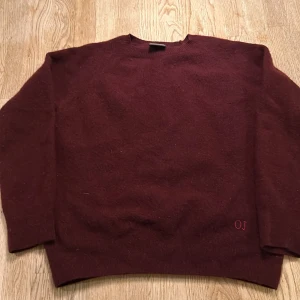 Oscar Jacobson tröja - Riktigt snygg stickad tröja i vinröd färg från Oscar Jacobson. Perfekt inför lite kallare väder. Inga defekter och skriv om det är några funderingar eller prisförslag😊