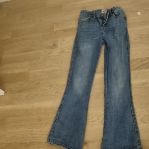 Boot cut jeans - Säljer ett par boot cut byxor ifrån lager 157 säljer dessa för att de är för små kan diskutera priset 