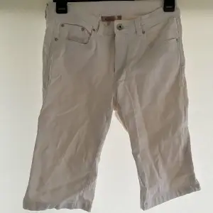 KappAhl vita shorts. Använd endast 1 gång. Storlek: 40. Hör av er vid eventuella frågor!!