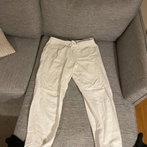 Vita linnebyxor  - Vita linnebyxor ifrån Zara som är perfekta på sommaren. Luftiga och passar till i princip allt