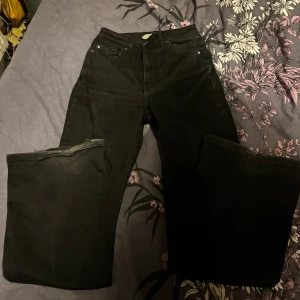 Svarta jeans - Säljer ett par svarta jeans i bra skick. ❗️slitet nere vid fötterna och lite tråd bak som syns lite men inget som förstör byxorna, se bild 2,3 och 5❗️