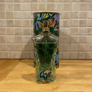 Jean Paul Gaultier Paradise Garden - Tjena, Säljer min Jean Paul Gaultier Le Beau Paradise Garden, Eau de parfum. Skulle uppskatta att det är 65/75ml kvar i den. Säljer den pga av att jag vill testa något nytt. 
