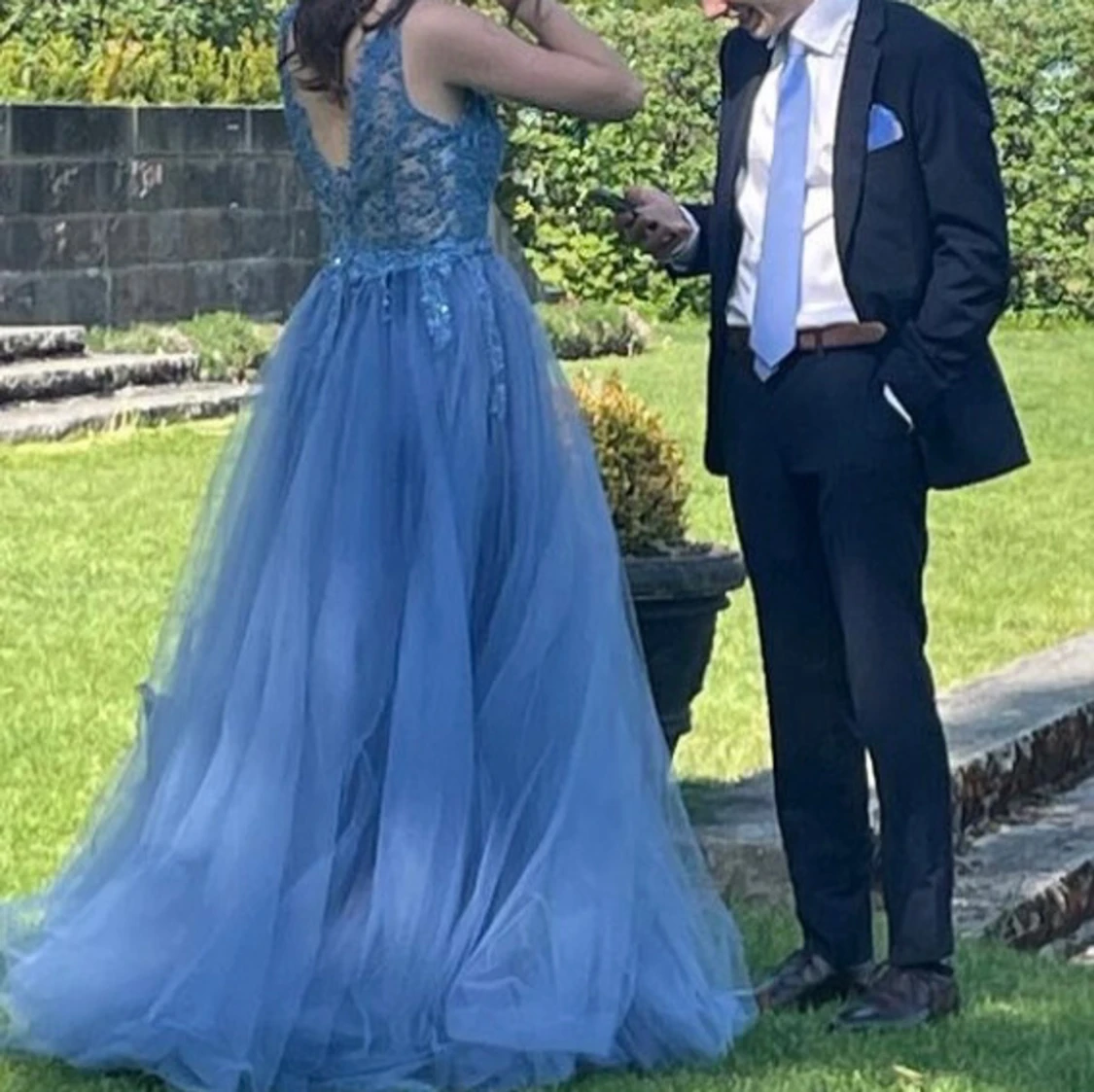 Blå långklänning med spetsdetaljer - 90